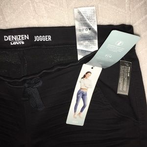 Levi’s High Rise Ankle zip Jeggings (NWT) Trendy!!